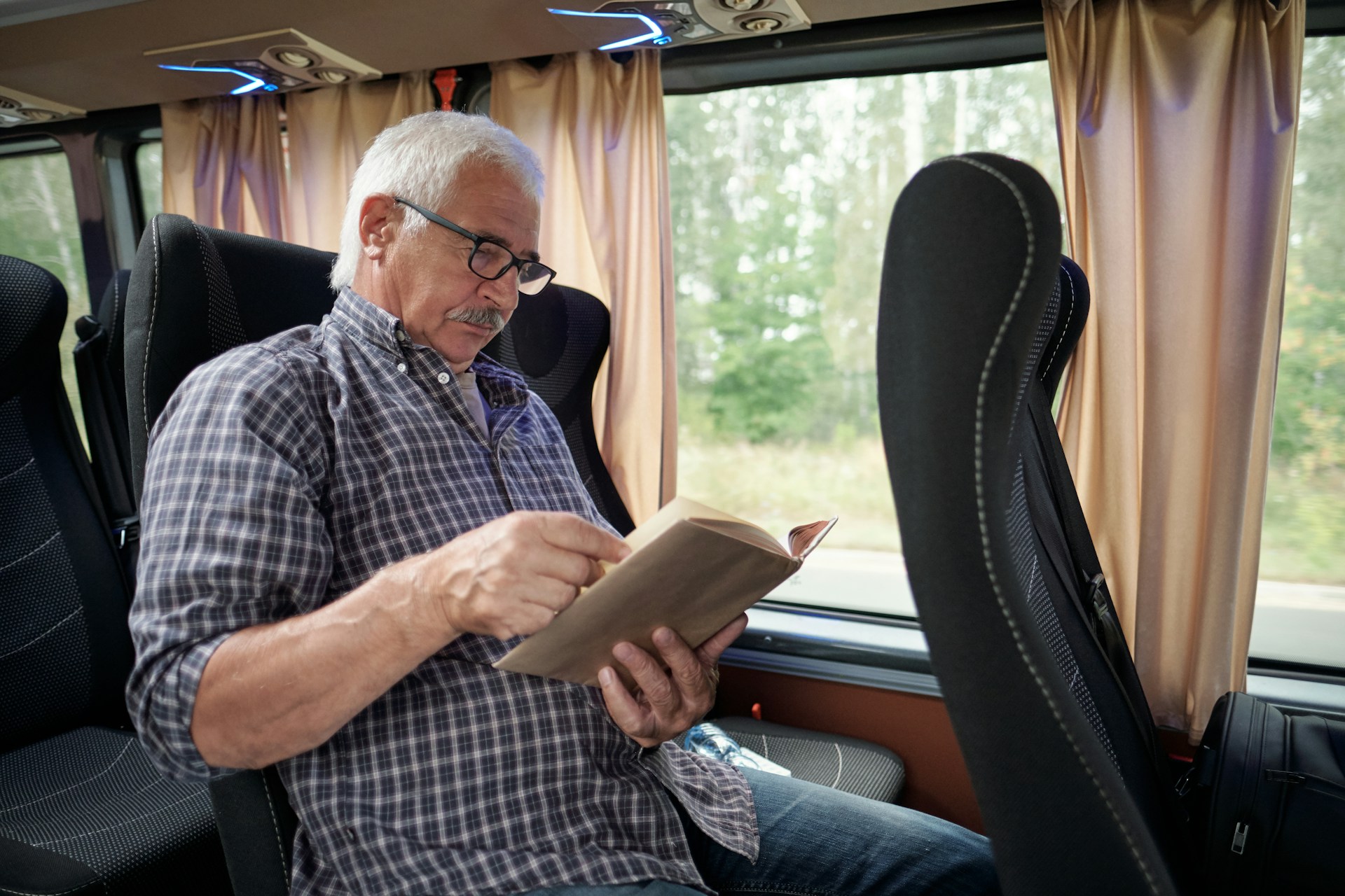 Organized travel for seniors, travelling with a parent with peace of mind