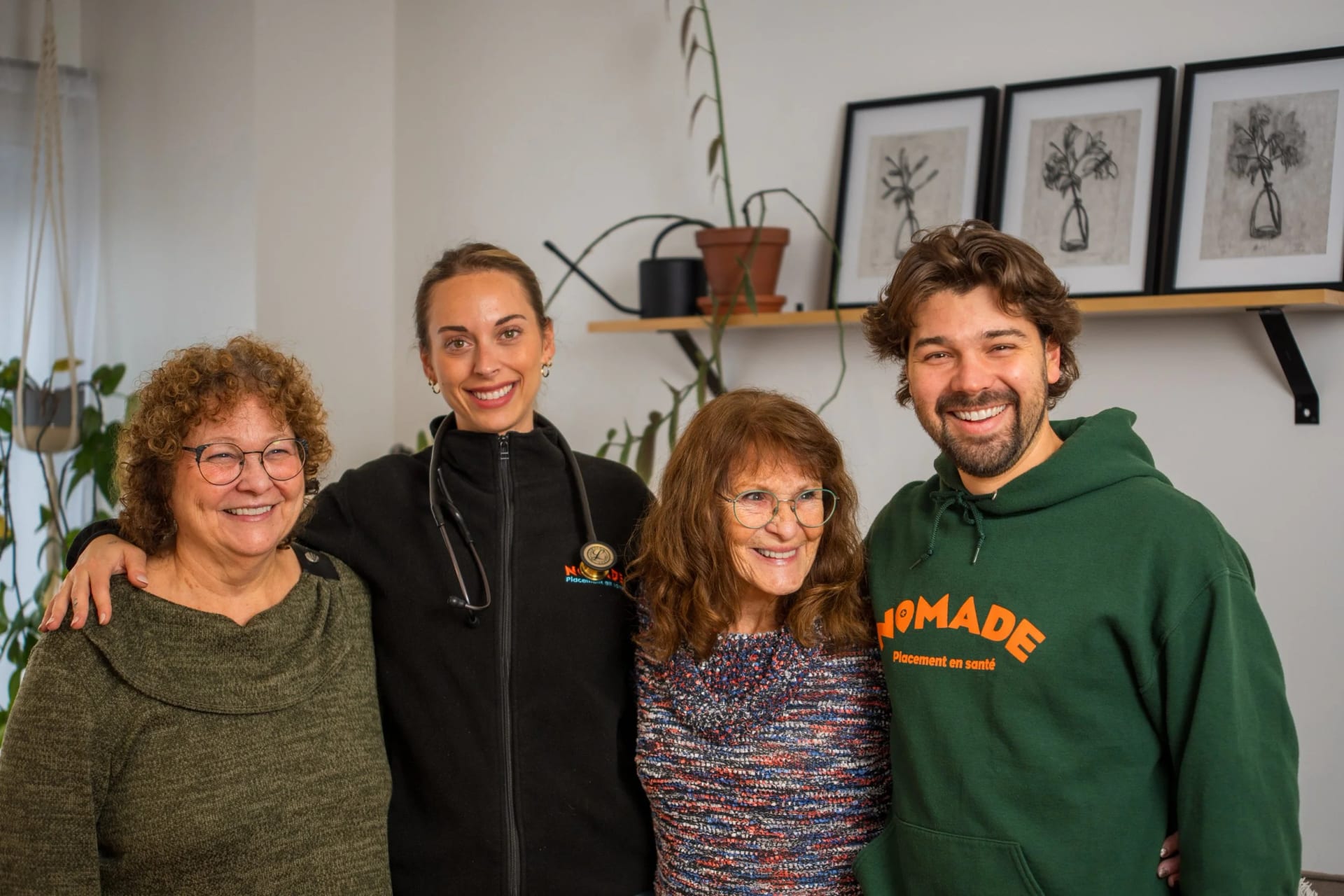 Équipe NOMADE et personnes accompagnées, souriantes, dans un intérieur chaleureux